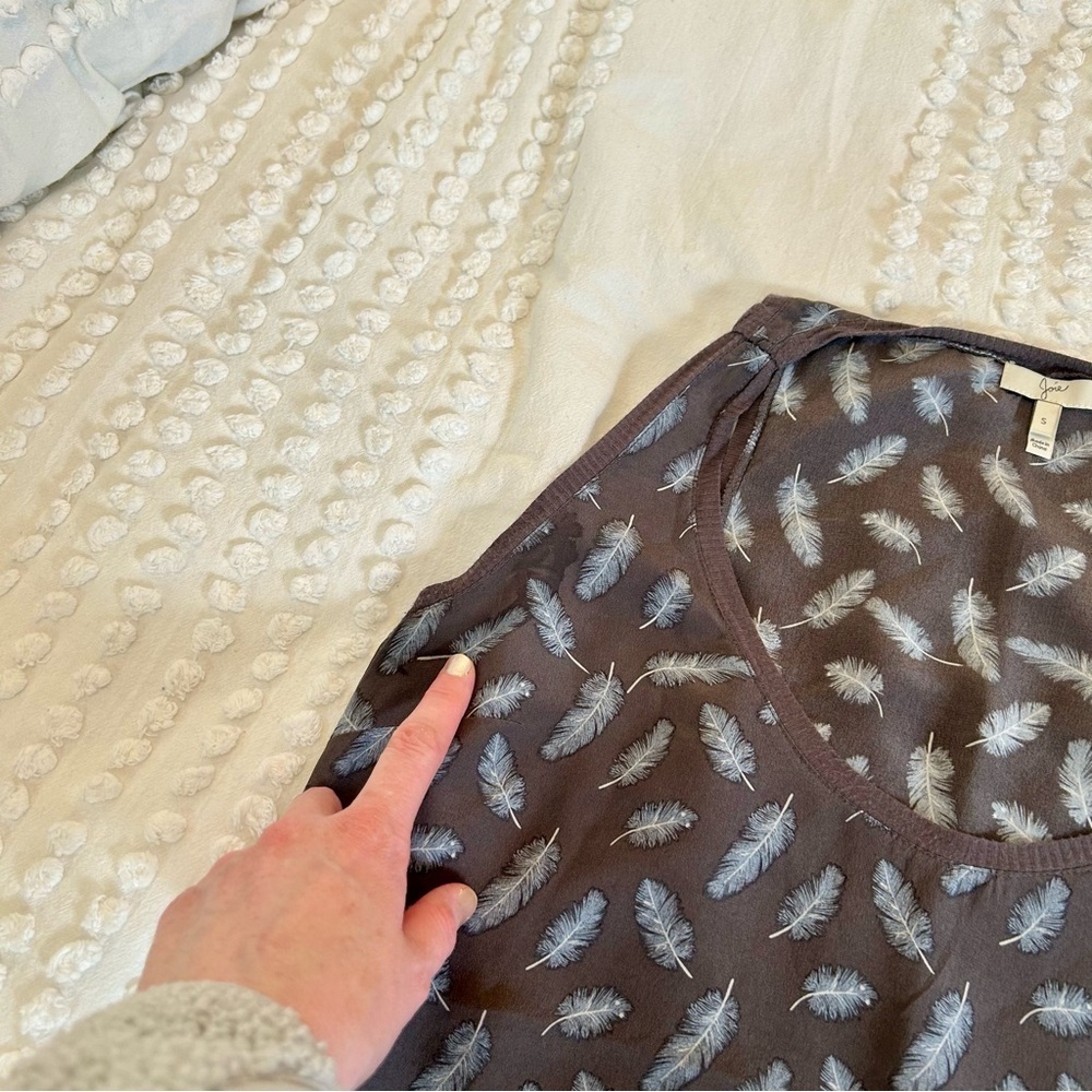 Joie Women’s Silk Dark Gray Brown Feather Print Tank Top Sz S - Picture 9 of 11